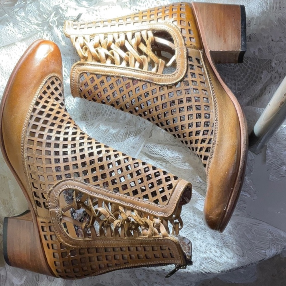 Freebird by Steven. Made in Mexico.  Leather sole.  Size 10.  Lattice pattern.